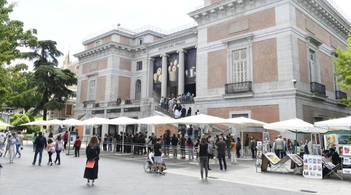 Decenas de personas esperan este sábado para entrar en el Museo del Prado de Madrid, una de la principales pinacotecas del mundo. EFE/ Víctor Lerena Decenas de personas esperan este sábado para entrar en el Museo del Prado de Madrid, una de la principales pinacotecas del mundo. EFE/ Víctor Lerena