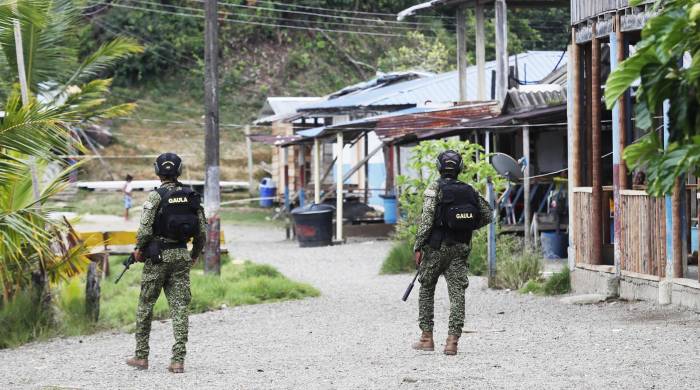 Integrantes del Ejército colombiano patrullan, en una fotografía de archivo.