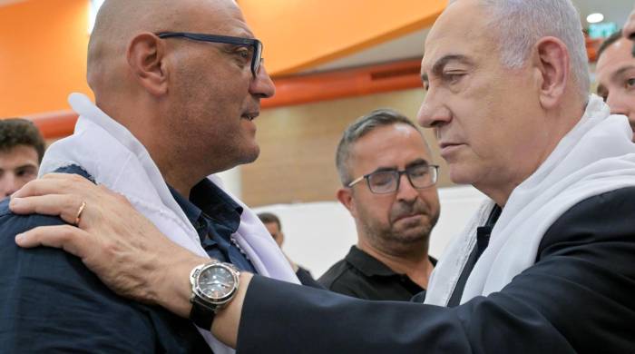 Netanyahu avisó este lunes de que la respuesta de Israel al ataque que dejó 12 menores muertos y del que acusa al grupo chií libanés Hizbulá, “llegará, y será dura”. Netanyahu avisó este lunes de que la respuesta de Israel al ataque que dejó 12 menores muertos y del que acusa al grupo chií libanés Hizbulá, “llegará, y será dura”.