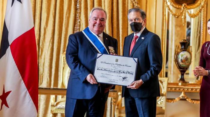 Cortizo recibió la condecoración en el Salón Amarillo de la Presidencia de la República. Cortizo recibió la condecoración en el Salón Amarillo de la Presidencia de la República.