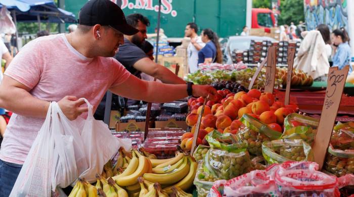 Un comprador mira productos en un mercado callejero en Boston, Massachusetts, Estados Unidos. Un comprador mira productos en un mercado callejero en Boston, Massachusetts, Estados Unidos.