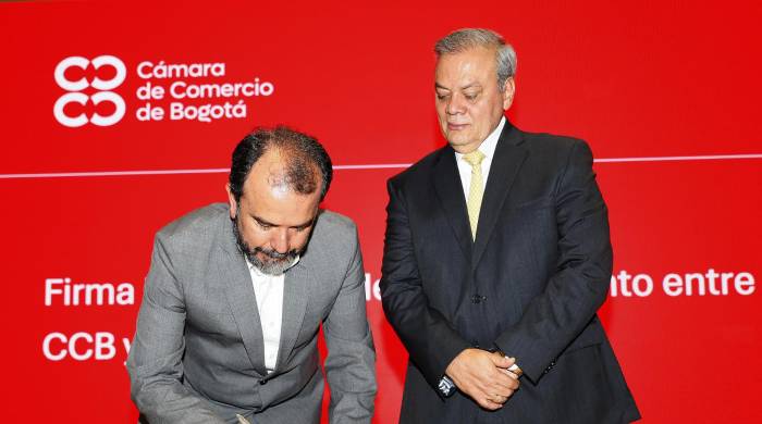 El director del Instituto Distrital de Recreación y Deporte (IDRD), Daniel García (i), firma un convenio con el presidente de la Cámara de Comercio de Bogotá, Ovidio Claros (d), durante el lanzamiento del Clúster del Deporte y Recreación de Bogotá y Cundinamarca, en Bogotá (Colombia). EFE/Carlos Ortega El director del Instituto Distrital de Recreación y Deporte (IDRD), Daniel García (i), firma un convenio con el presidente de la Cámara de Comercio de Bogotá, Ovidio Claros (d), durante el lanzamiento del Clúster del Deporte y Recreación de Bogotá y Cundinamarca, en Bogotá (Colombia). EFE/Carlos Ortega