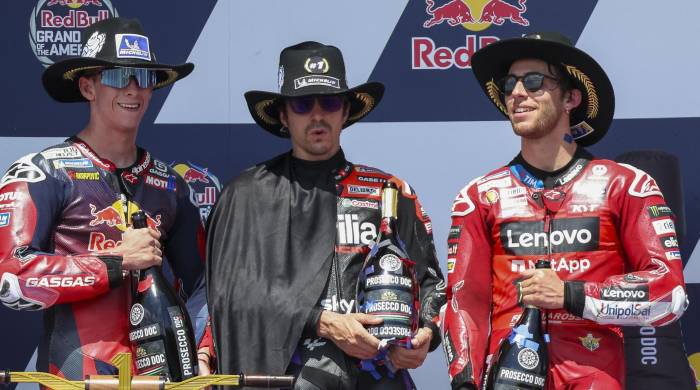 (i-d) Los pilotos Pedro Acosta, Maverick Viñales y Enea Bastianini, tras competir en el Gran Premio de las Américas de MotoGP, este 14 de abril de 2024, en Austin, Texas (EE.UU.). EFE/ Adam Davis