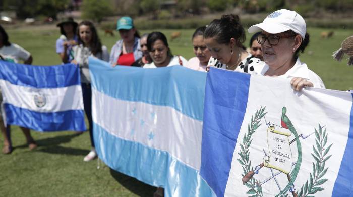 Ambientalistas de El Salvador, Guatemala y Honduras se manisfestaron con una ‘marcha acuática’, en rechazo al proyecto de explotación en la mina Cerro Blanco.