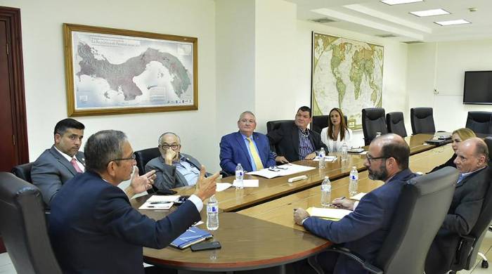En la reunión del Miviot con miembros de la Capac y Convivienda se abordaron temas referentes a compromisos pendientes y la ejecución de programas para el impulso y crecimiento del sector de la construcción. En la reunión del Miviot con miembros de la Capac y Convivienda se abordaron temas referentes a compromisos pendientes y la ejecución de programas para el impulso y crecimiento del sector de la construcción.