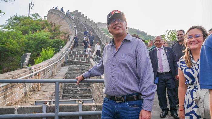 Fotografía cedida por la Presidencia de Colombia que muestra al presidente Gustavo Petro durante un recorrido por la Muralla China este lunes, en China. Fotografía cedida por la Presidencia de Colombia que muestra al presidente Gustavo Petro durante un recorrido por la Muralla China este lunes, en China.