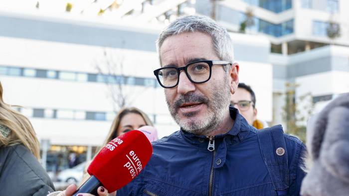 El hijo de Raphael, Jacobo Martos, hace declaraciones a los medios. El hijo de Raphael, Jacobo Martos, hace declaraciones a los medios.