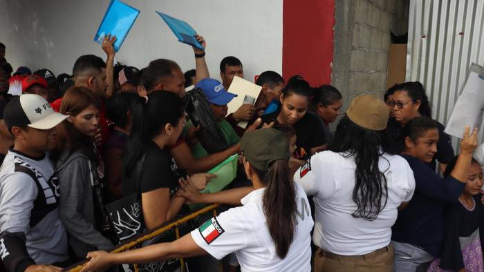 Migrantes hacen fila para tramitar papeles migratorios este viernes, en el municipio de Tapachula en Chiapas. Migrantes hacen fila para tramitar papeles migratorios este viernes, en el municipio de Tapachula en Chiapas.