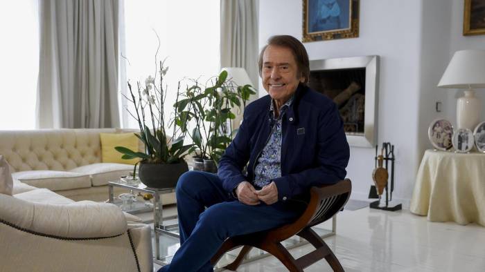 El cantante español Raphael en una entrevista con EFE, solo cuatro meses y medio después de su hospitalización y listo para recuperar su agenda profesional. El cantante español Raphael en una entrevista con EFE, solo cuatro meses y medio después de su hospitalización y listo para recuperar su agenda profesional.