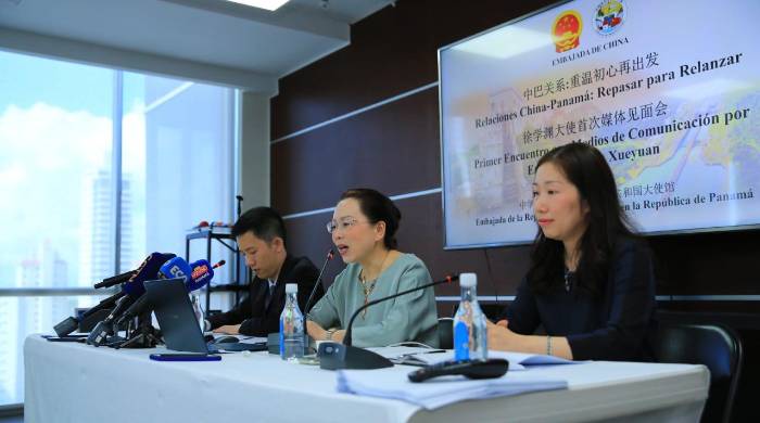 La embajadora del China, Xu Xueyuan (centro), durante una reunión con medios de comunicación este viernes.