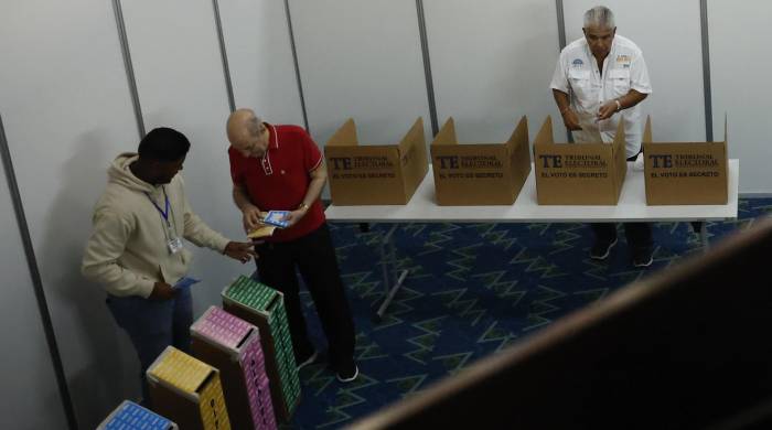 José Raúl Mulino vota (der.) este domingo 5 de mayo, en el Centro de Convenciones Atlapa en Ciudad de Panamá.