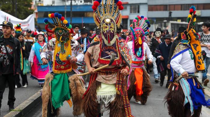 Personas participan en el Inti Raymi (fiesta del sol) en Quito (Ecuador). Personas participan en el Inti Raymi (fiesta del sol) en Quito (Ecuador).