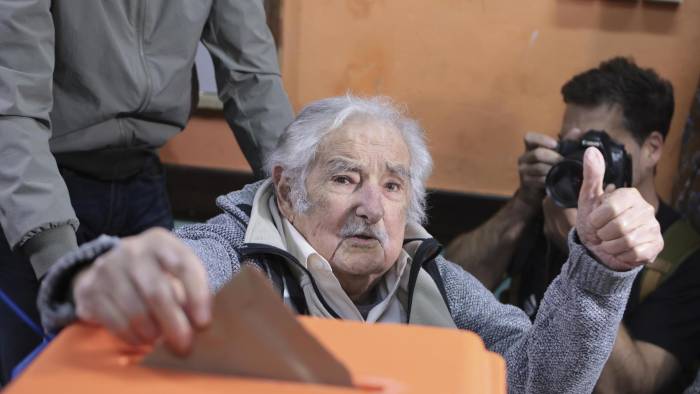Fotografía de archivo del 27 de octubre de 2024 del expresidente de Uruguay José Mujica votando en las elecciones presidenciales y parlamentarias del país, en Montevideo. Fotografía de archivo del 27 de octubre de 2024 del expresidente de Uruguay José Mujica votando en las elecciones presidenciales y parlamentarias del país, en Montevideo.