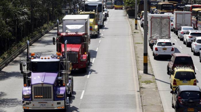 Camioneros participan en una movilización contra el Gobierno de Colombia por el anuncio del alza en el precio del diésel. Camioneros participan en una movilización contra el Gobierno de Colombia por el anuncio del alza en el precio del diésel.