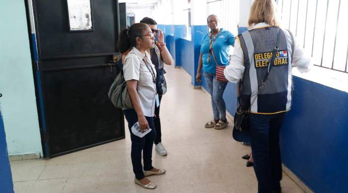 Recorrido de los medios con los delegados electorales. Recorrido de los medios con los delegados electorales.