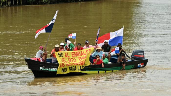 A bordo de lanchas, que es el transporte del lugar, cientos de personas protestaron en rechazo del proyecto. A bordo de lanchas, que es el transporte del lugar, cientos de personas protestaron en rechazo del proyecto.