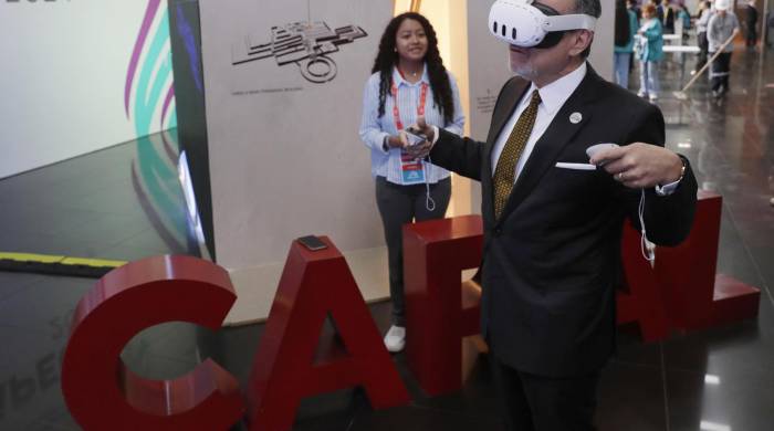 El canciller de Perú, Elmer Schialer, observa con gafas de realidad aumentada una muestra de la civilización de Caral. El canciller de Perú, Elmer Schialer, observa con gafas de realidad aumentada una muestra de la civilización de Caral.