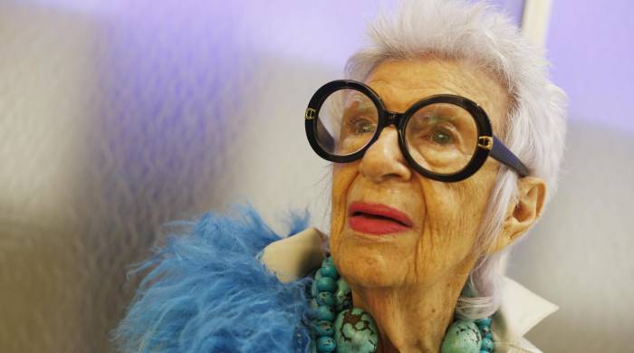 Fotografía de archivo de la diseñadora estadounidense e icono de la moda Iris Apfel en la presentación de la colección otoño-invierno 2016 de Atelier Swarovski, el 20 de octubre de 2016, en San Juan (Puerto Rico) Fotografía de archivo de la diseñadora estadounidense e icono de la moda Iris Apfel en la presentación de la colección otoño-invierno 2016 de Atelier Swarovski, el 20 de octubre de 2016, en San Juan (Puerto Rico)