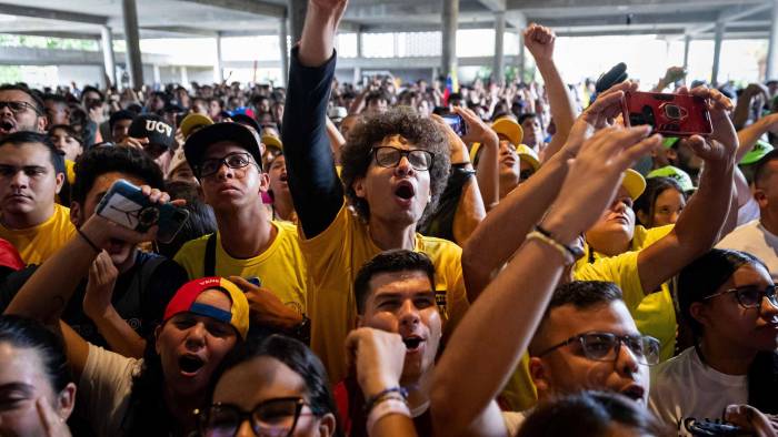 Fotografía de archivo del 14 de julio de 2024 de estudiantes de la Universidad Central de Venezuela que gritan en un acto de campaña del entonces candidato a la presidencia de Venezuela, Edmundo González Urrutia. Fotografía de archivo del 14 de julio de 2024 de estudiantes de la Universidad Central de Venezuela que gritan en un acto de campaña del entonces candidato a la presidencia de Venezuela, Edmundo González Urrutia.
