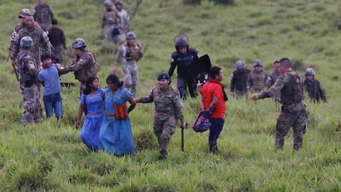 Ngäbe-Buglé se enfrentan con agentes de la Policía Nacional de la unidad de control de multitudes de Panamá, en rechazo a la ley de Caja del Seguro Social, en el sector de Ojo de Agua. Ngäbe-Buglé se enfrentan con agentes de la Policía Nacional de la unidad de control de multitudes de Panamá, en rechazo a la ley de Caja del Seguro Social, en el sector de Ojo de Agua.