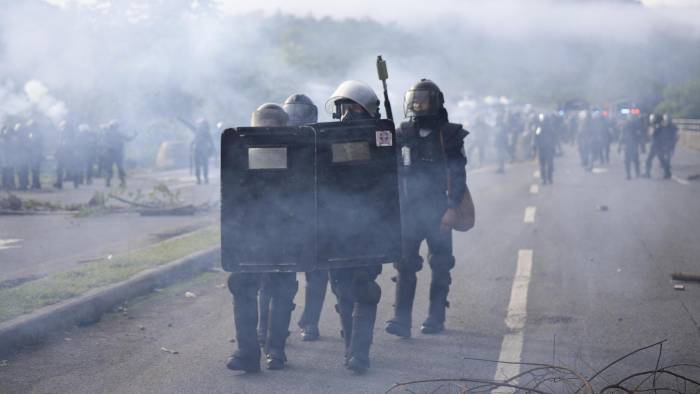 Integrantes de la Unidad de Control de Multitudes de Panamá y manifestantes se enfrentan durante una protesta este miércoles, en Viguí, Veraguas. Integrantes de la Unidad de Control de Multitudes de Panamá y manifestantes se enfrentan durante una protesta este miércoles, en Viguí, Veraguas.