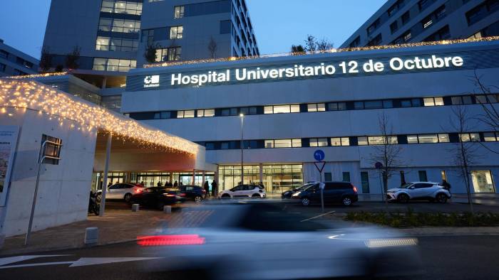 Fachada del Hospital Universitario 12 de Octubre de Madrid, donde se encuentra ingresado el cantante. Fachada del Hospital Universitario 12 de Octubre de Madrid, donde se encuentra ingresado el cantante.