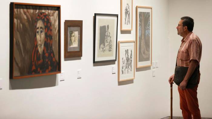 Una persona observa obras de la exhibición 'Centenario José Venturelli. Humanismo y compromiso social'. Una persona observa obras de la exhibición 'Centenario José Venturelli. Humanismo y compromiso social'.