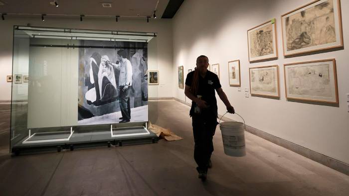 Un hombre trabaja en el montaje de la exhibición 'Centenario José Venturelli. Humanismo y compromiso social'. Un hombre trabaja en el montaje de la exhibición 'Centenario José Venturelli. Humanismo y compromiso social'.