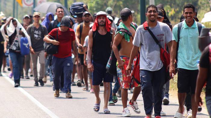 Migrantes caminan durante una caravana que se dirige a la frontera con Estados Unidos el 5 de abril de 2024 en el municipio de Tapachula, estado de Chiapas. Migrantes caminan durante una caravana que se dirige a la frontera con Estados Unidos el 5 de abril de 2024 en el municipio de Tapachula, estado de Chiapas.