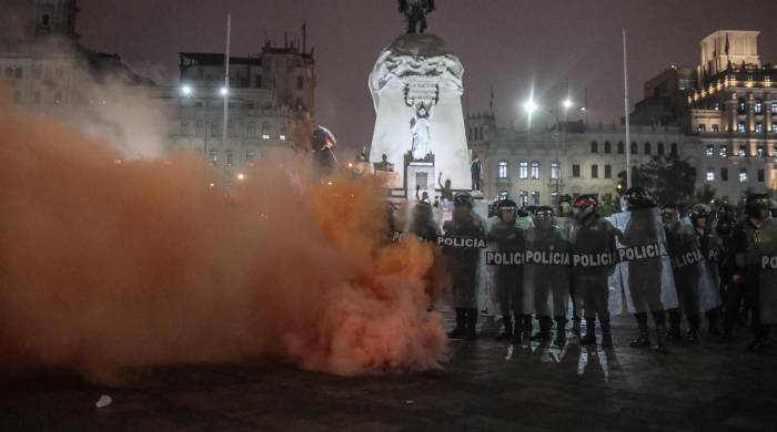 Policías se enfrentan a manifestantes en la plaza San Martín durante una protesta, en Lima (Perú), en una fotografía de archivo. EFE/Aldair Mejía Policías se enfrentan a manifestantes en la plaza San Martín durante una protesta, en Lima (Perú), en una fotografía de archivo. EFE/Aldair Mejía