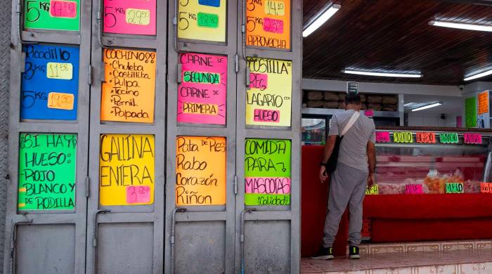 Fotografía de archivo en donde se ven precios de productos en la fachada de un local en Caracas, Venezuela. Fotografía de archivo en donde se ven precios de productos en la fachada de un local en Caracas, Venezuela.