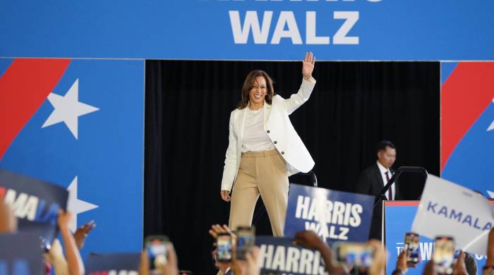 La candidata presidencial demócrata, la vicepresidenta estadounidense Kamala Harris, saluda a la multitud durante un evento de campaña en Detroit, Michigan, Estados Unidos. La candidata presidencial demócrata, la vicepresidenta estadounidense Kamala Harris, saluda a la multitud durante un evento de campaña en Detroit, Michigan, Estados Unidos.