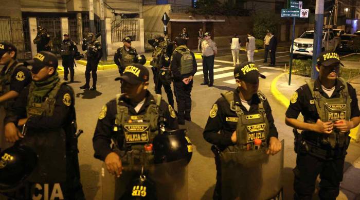 Fotografía del 30 de marzo de 2024 de la casa de la presidenta de Perú, Dina Boluarte en el distrito limeño de Surquillo tras no ser atendidos al tocar repetidas veces en la casa. EFE/Julio Melendrez Fotografía del 30 de marzo de 2024 de la casa de la presidenta de Perú, Dina Boluarte en el distrito limeño de Surquillo tras no ser atendidos al tocar repetidas veces en la casa. EFE/Julio Melendrez