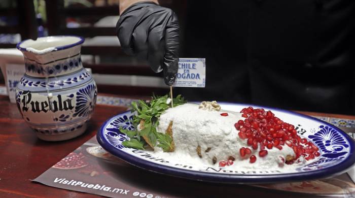 Un chef muestra a detalle la preparación de un chile en nogada poblano. Un chef muestra a detalle la preparación de un chile en nogada poblano.