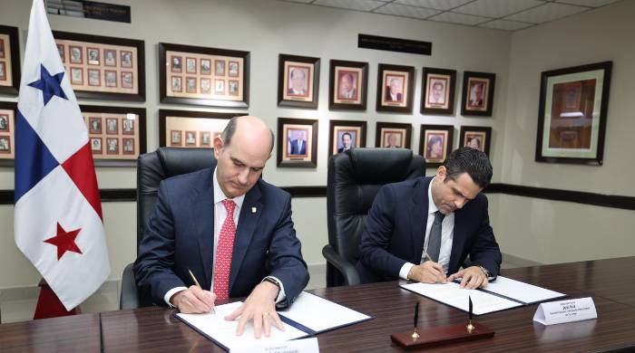 Felipe Chapman, ministro de Economía y Finanzas, y José Antonio Ruiz Blanco, gerente general de Tocumen, S.A Felipe Chapman, ministro de Economía y Finanzas, y José Antonio Ruiz Blanco, gerente general de Tocumen, S.A
