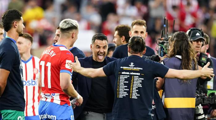 El técnico del Girona celebra con sus jugadores la clasificación de su equipo para la Liga de Campeones a la finalización del encuentro correspondiente a la jornada 34.