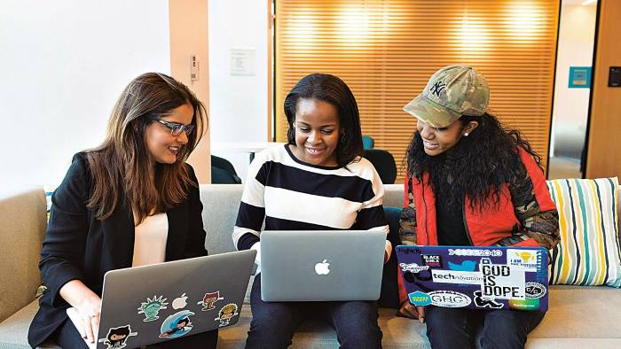 En América Latina un -35 % de los graduandos en carreras STEM son mujeres, como resultado su presencia en posiciones de liderazgo dentro de la industria tecnológica es limitada. En América Latina un -35 % de los graduandos en carreras STEM son mujeres, como resultado su presencia en posiciones de liderazgo dentro de la industria tecnológica es limitada.