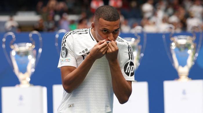 Kylian Mbappé besa el escudo del Real Madrid durante su presentación. Kylian Mbappé besa el escudo del Real Madrid durante su presentación.