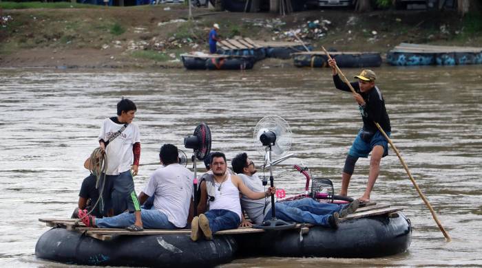 Migrantes cruzan el río Suchiate este miércoles, en la ciudad de Tapachula en el estado de Chiapas. Migrantes cruzan el río Suchiate este miércoles, en la ciudad de Tapachula en el estado de Chiapas.