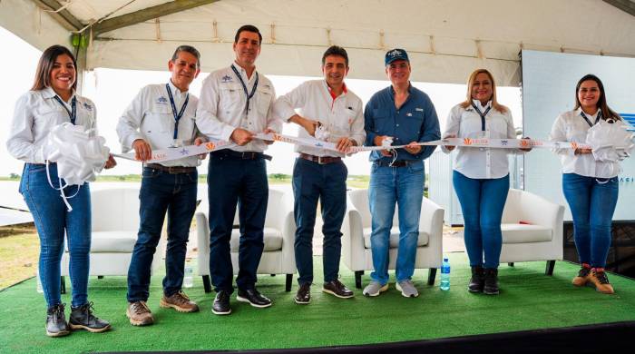 Corte de cinta a cargo de (de izquierda a derecha): Ing. Carlos Marín, Gerente Industrial Corporativo de Grupo Calesa; Lic. Rodrigo Cardenal, CEO de Grupo Calesa; Lic. Javier Gutiérrez, Líder de Celsia para Centroamérica; Lic. Roberto Jiménez, Presidente de la Junta Directiva de Grupo Calesa; Ing. Leybis Barrera, Gerente de Capital Humano y Administración de Grupo Calesa. Corte de cinta a cargo de (de izquierda a derecha): Ing. Carlos Marín, Gerente Industrial Corporativo de Grupo Calesa; Lic. Rodrigo Cardenal, CEO de Grupo Calesa; Lic. Javier Gutiérrez, Líder de Celsia para Centroamérica; Lic. Roberto Jiménez, Presidente de la Junta Directiva de Grupo Calesa; Ing. Leybis Barrera, Gerente de Capital Humano y Administración de Grupo Calesa.