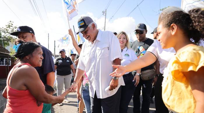 En su gira Mulino visitó las residencias de familias en Chilibre, terminando con una caminata junto a líderes y candidatos a diputados. En su gira Mulino visitó las residencias de familias en Chilibre, terminando con una caminata junto a líderes y candidatos a diputados.