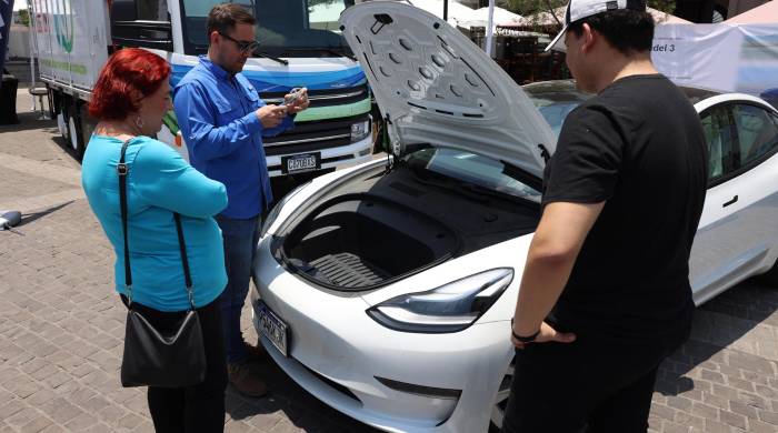 Personas observan vehículos eléctricos durante el tercer Congreso de Movilidad Eléctrica 'E- mobility 2024', este 19 de abril de 2024 en Ciudad de Guatemala (Guatemala). Personas observan vehículos eléctricos durante el tercer Congreso de Movilidad Eléctrica 'E- mobility 2024', este 19 de abril de 2024 en Ciudad de Guatemala (Guatemala).