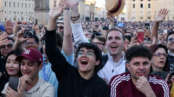 La plaza de San Pedro estalla con la sorprendente elección del estadounidense Prevost. La plaza de San Pedro estalla con la sorprendente elección del estadounidense Prevost.
