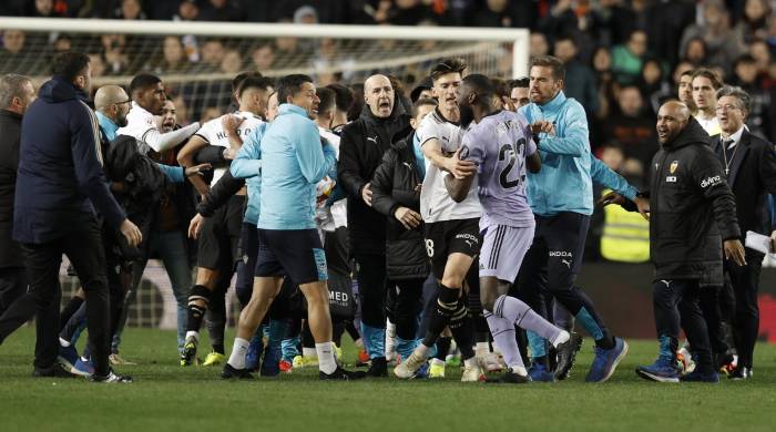 Los jugadores del Real Madrid protestan al colegiado Gil Manzano el gol anulado en el último momento del encuentro correspondiente a la jornada 27 de Primera División que Valencia y Real Madrid disputaron en el estadio de Mestalla, en Valencia. Los jugadores del Real Madrid protestan al colegiado Gil Manzano el gol anulado en el último momento del encuentro correspondiente a la jornada 27 de Primera División que Valencia y Real Madrid disputaron en el estadio de Mestalla, en Valencia.