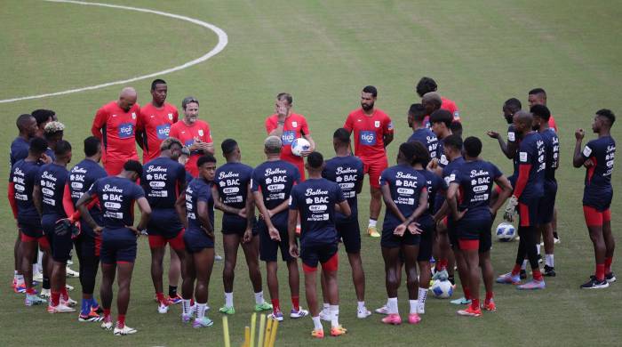Jugadores de la Selección Nacional de Panamá antes de un entrenamiento. Jugadores de la Selección Nacional de Panamá antes de un entrenamiento.