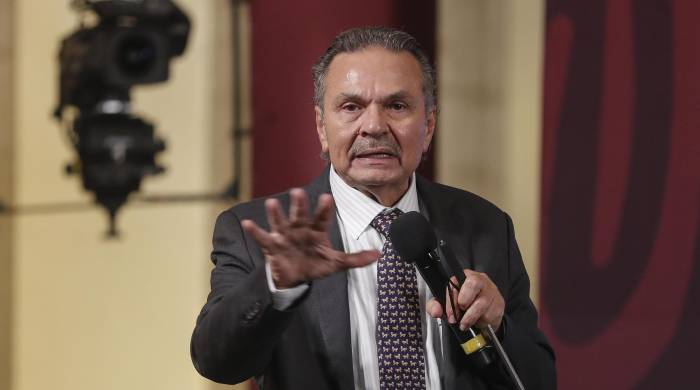 El director de Petróleos Mexicanos, Octavio Romero Oropeza, participa este viernes en la conferencia matutina del presidente de México, Andrés Manuel López Obrador, en Palacio Nacional, de la Ciudad de México (México). EFE/ Isaac Esquivel