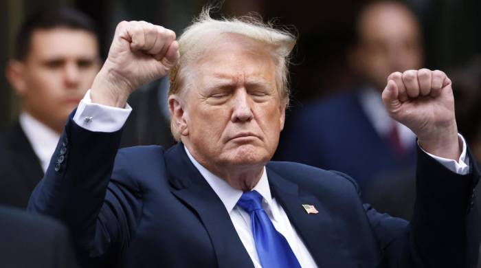 El expresidente estadounidense Donald Trump hace gestos a los medios de comunicación y a la multitud afuera de la Torre Trump después de que un jurado lo declaró culpable de los 34 cargos en su juicio penal en la Corte Suprema del Estado de Nueva York El expresidente estadounidense Donald Trump hace gestos a los medios de comunicación y a la multitud afuera de la Torre Trump después de que un jurado lo declaró culpable de los 34 cargos en su juicio penal en la Corte Suprema del Estado de Nueva York