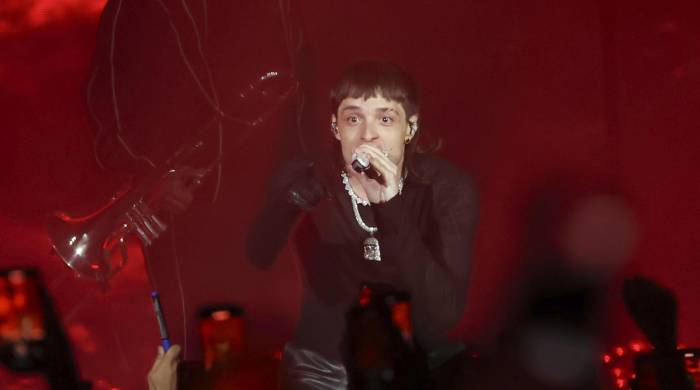 Fotografía de archivo en la que se registró al cantante mexicano Peso Pluma, durante un concierto, en el WiZink Center, en Madrid (España). Fotografía de archivo en la que se registró al cantante mexicano Peso Pluma, durante un concierto, en el WiZink Center, en Madrid (España).