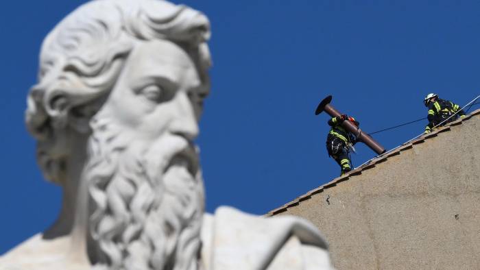 Técnicos instalan una chimenea en el techo de la Capilla Sixtina en la Ciudad del Vaticano, este viernes, antes del cónclave para elegir un nuevo Papa que comenzará el 7 de mayo. Técnicos instalan una chimenea en el techo de la Capilla Sixtina en la Ciudad del Vaticano, este viernes, antes del cónclave para elegir un nuevo Papa que comenzará el 7 de mayo.