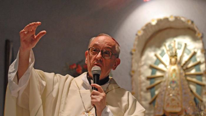 Fotografía del 20 de marzo de 2009 de Jorge Mario Bergoglio durante una misa en la iglesia Hogar de Cristo en Parque Patricio Buenos Aires (Argentina). El papa Francisco falleció este lunes a las 7.35 horas (5.35 GMT), a los 88 años de edad, en su residencia de la Casa Santa Marta, anunció en un vídeo mensaje el camarlengo, el cardenal Kevin Joseph Farrel. Fotografía del 20 de marzo de 2009 de Jorge Mario Bergoglio durante una misa en la iglesia Hogar de Cristo en Parque Patricio Buenos Aires (Argentina). El papa Francisco falleció este lunes a las 7.35 horas (5.35 GMT), a los 88 años de edad, en su residencia de la Casa Santa Marta, anunció en un vídeo mensaje el camarlengo, el cardenal Kevin Joseph Farrel.
